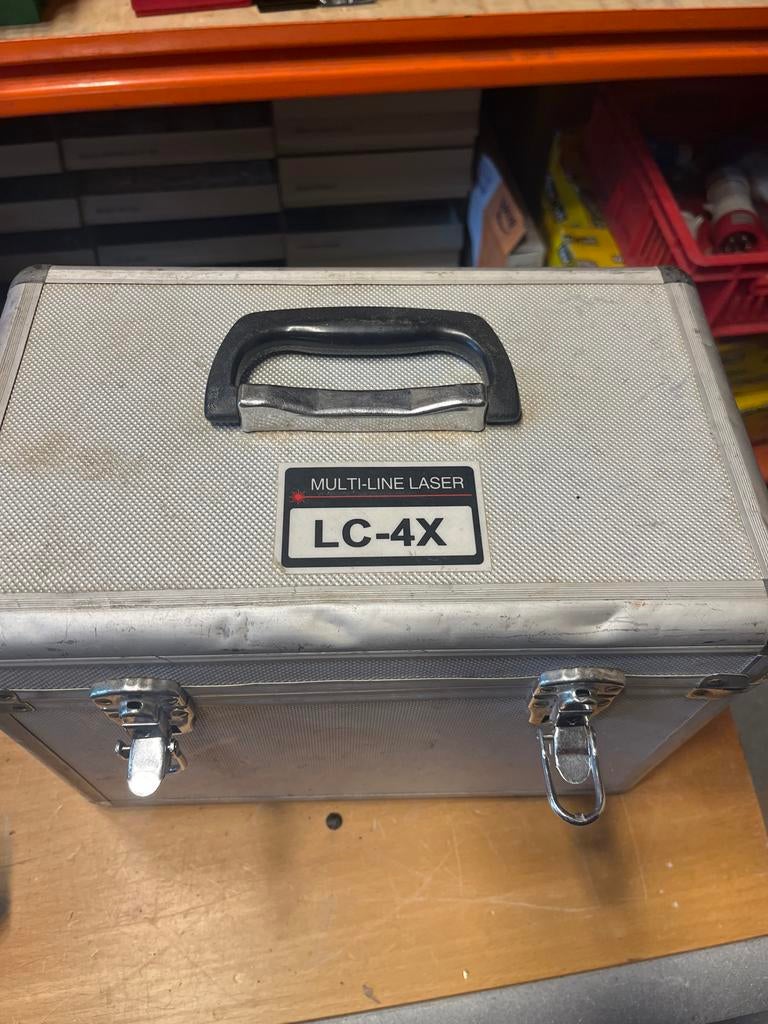 Multi-line laser LC-4X met statief en koffer, Doe-het-zelf en Verbouw, Meetapparatuur, Ophalen of Verzenden, Gebruikt, Licht