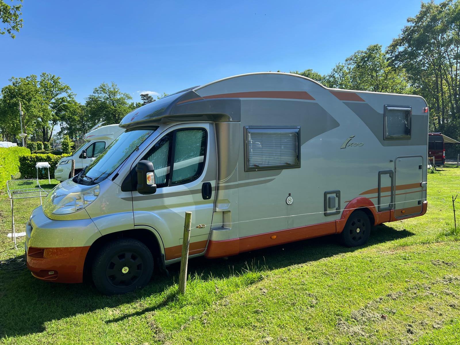 Burstner Ixeo camper met topindeling, Particulier, Tot en met 4, Half-integraal