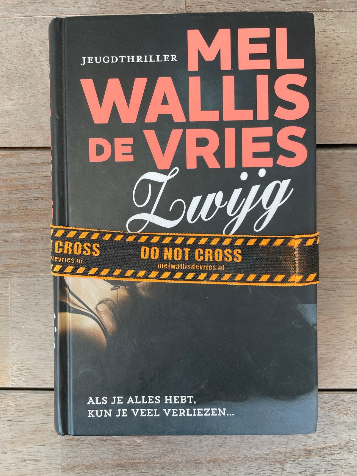 Mel Wallis de Vries - Zwijg (Jeugdthriller), Boeken, Ophalen of Verzenden, Zo goed als nieuw, Nederland