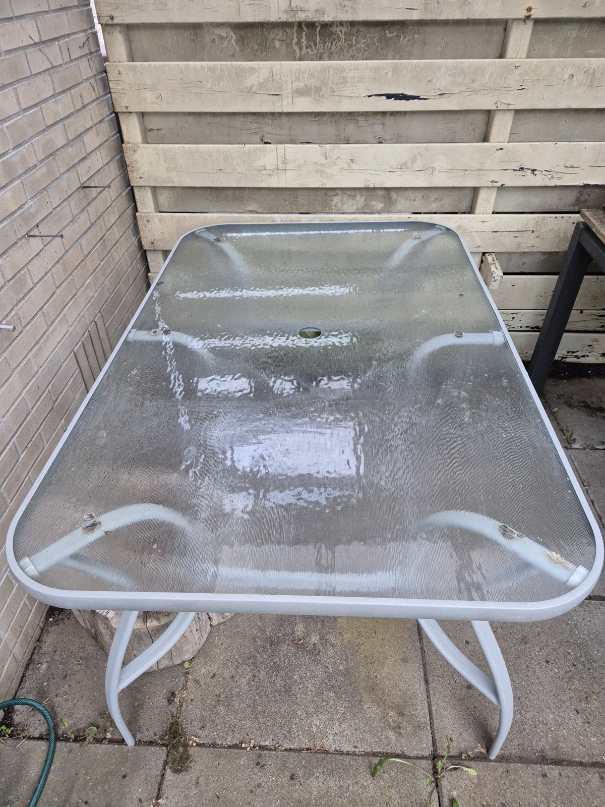 Tuintafel met glazen blad en parasolgat, Ophalen, Gebruikt, Rechthoekig, Metaal