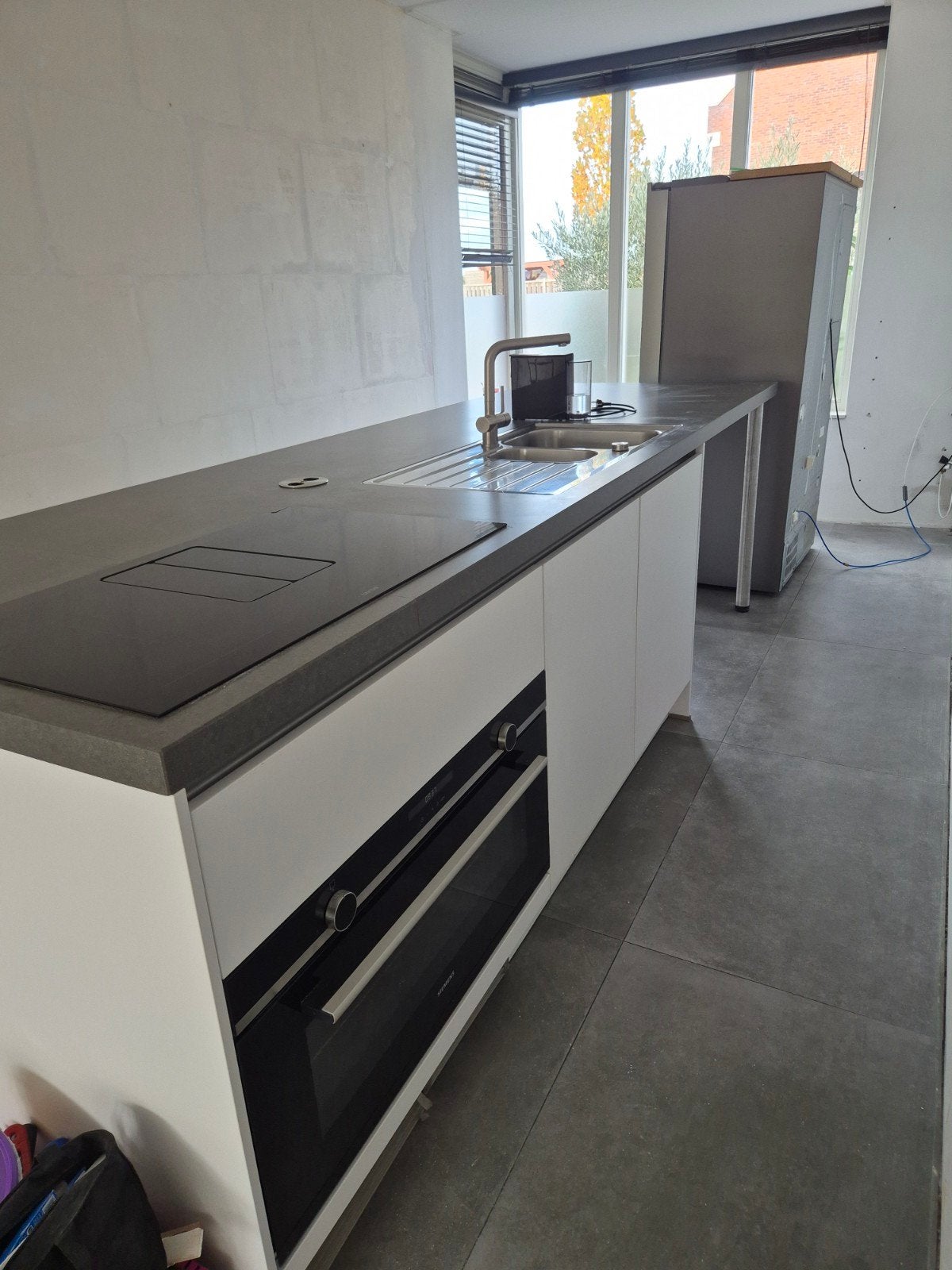 Moderne keuken met kookeiland met oven., Ophalen, Wit, Enkelwandige keuken, Zo goed als nieuw