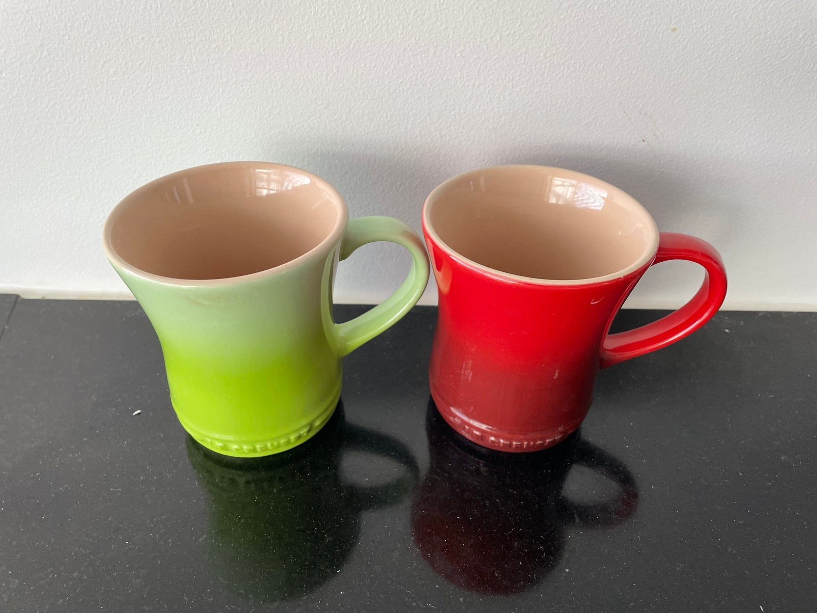 Le Creuset mokken 350 ml – groen en rood – set van 2, Ophalen, Zo goed als nieuw, Overige stijlen, Kop(pen) en/of Schotel(s)
