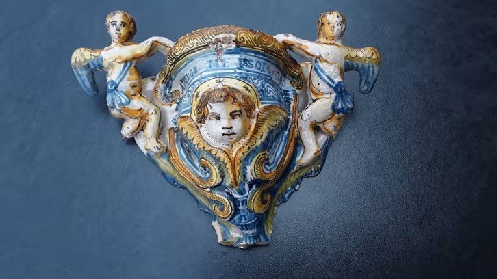 17e eeuws majolica wijwatervat / bodemvondst, Ophalen of Verzenden