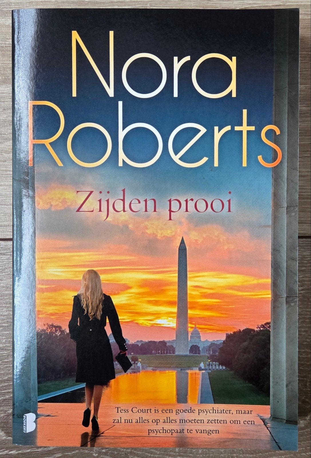 Nora Roberts - Zijden prooi, Ophalen of Verzenden, Zo goed als nieuw, Nora Roberts