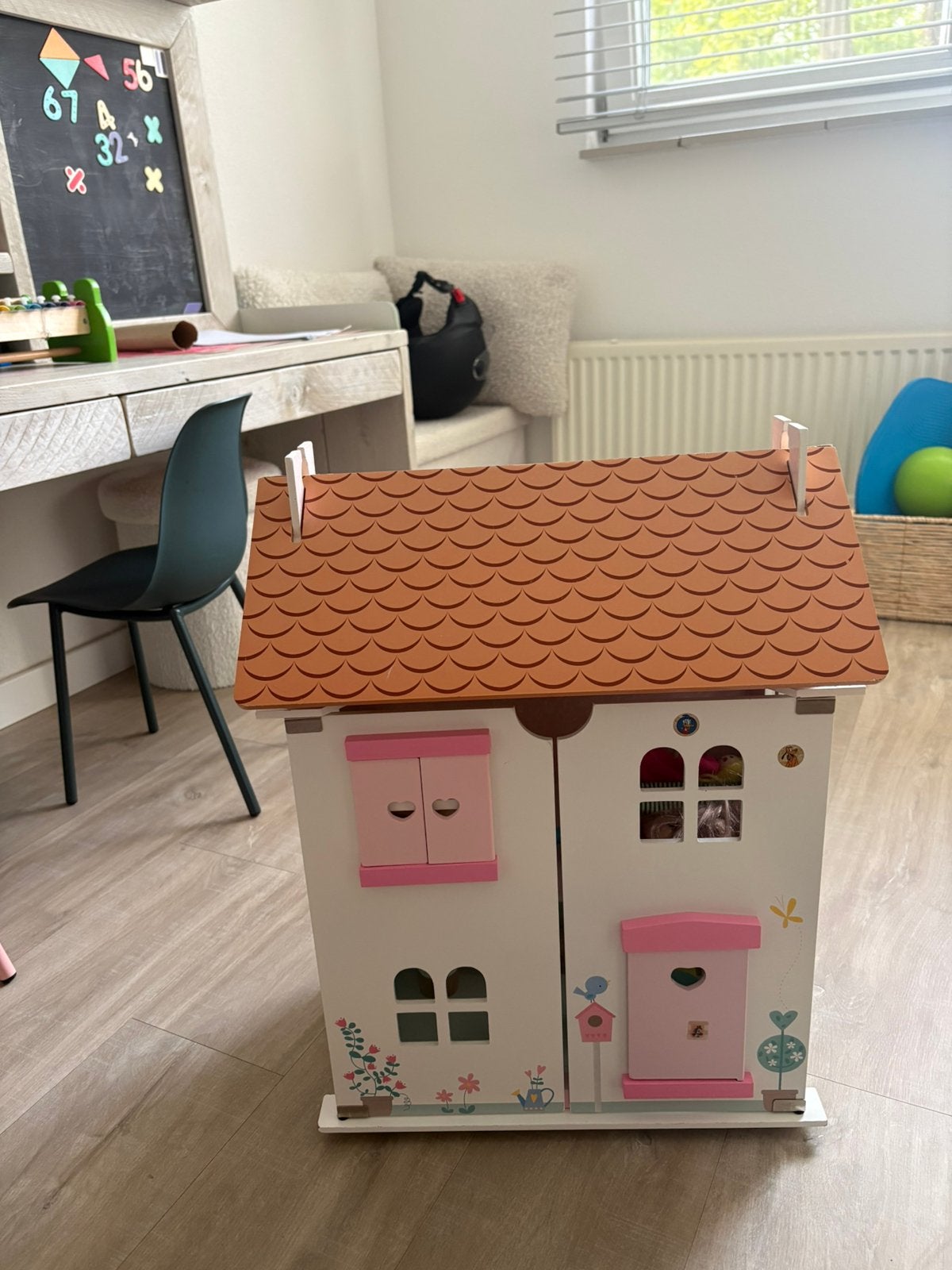 Super leuke schattige houten poppenhuis, Ophalen, Zo goed als nieuw, Poppenhuis