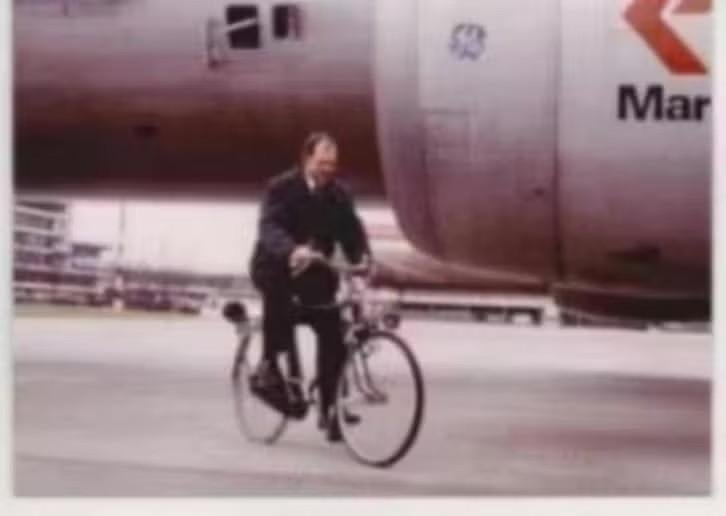 Foto Schiphol Luchthaven Martinair Fietser., 1960 tot 1980, Foto, Ophalen of Verzenden, Zo goed als nieuw