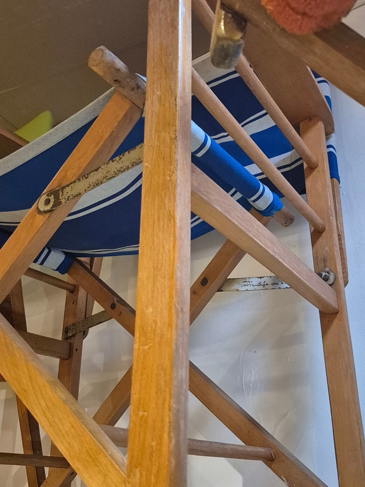 Vintage houten regisseursstoel met blauw-wit gestreepte stof, Huis en Inrichting, Ophalen
