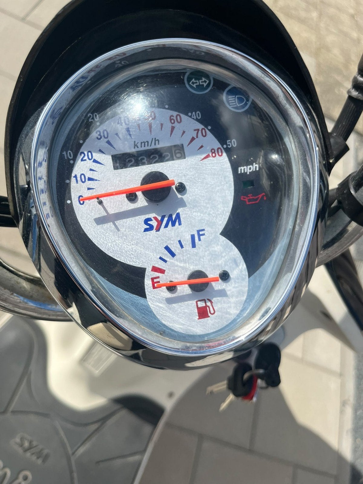 Sym Mio 50 Scooter - Zwart/Crème - Goede staat, Fietsen en Brommers, Mio, Gebruikt, Ophalen of Verzenden, Benzine
