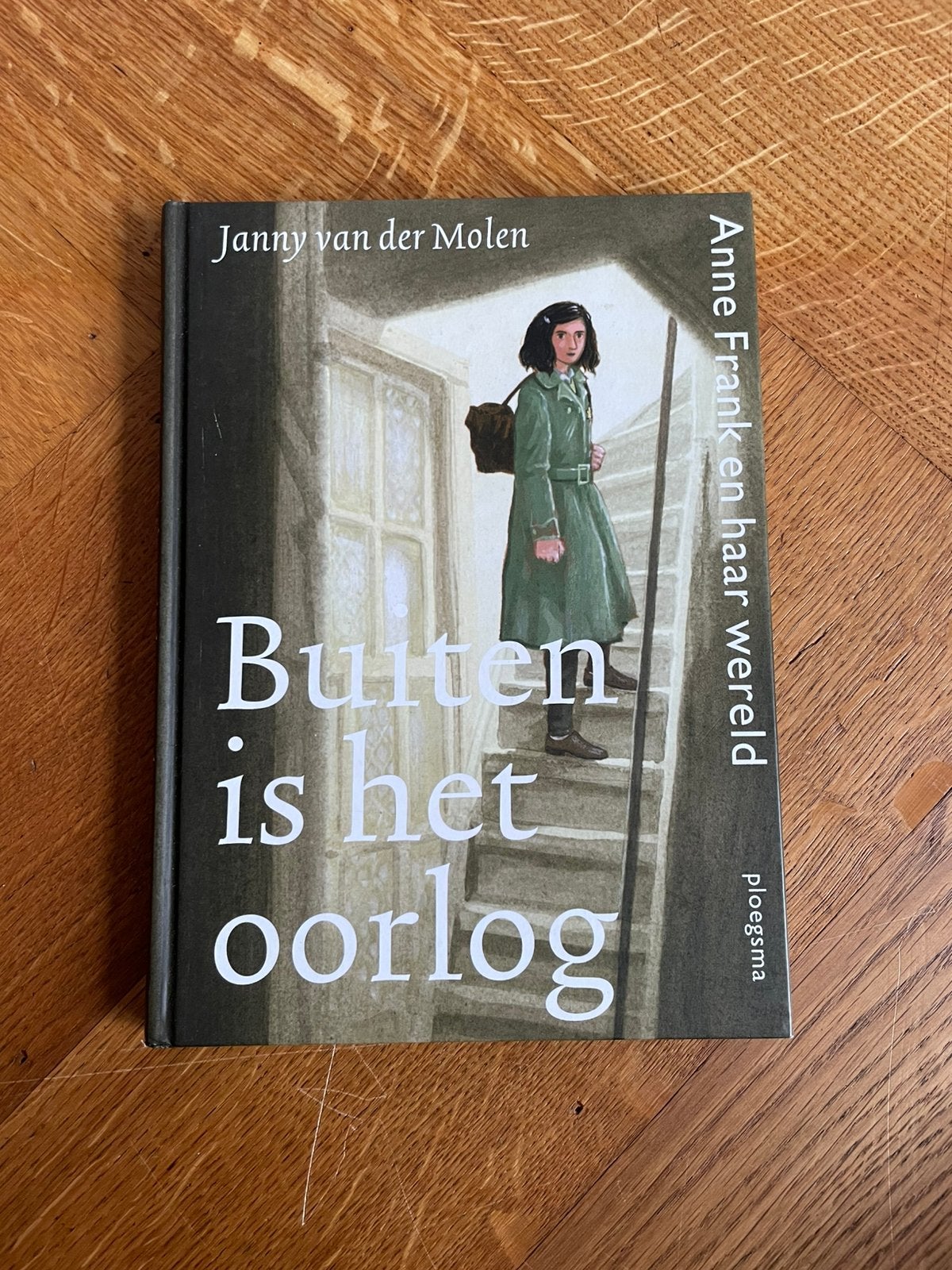 Janny van der Molen - Buiten is het oorlog, Non-fictie, Ophalen of Verzenden, Zo goed als nieuw, Janny van der Molen