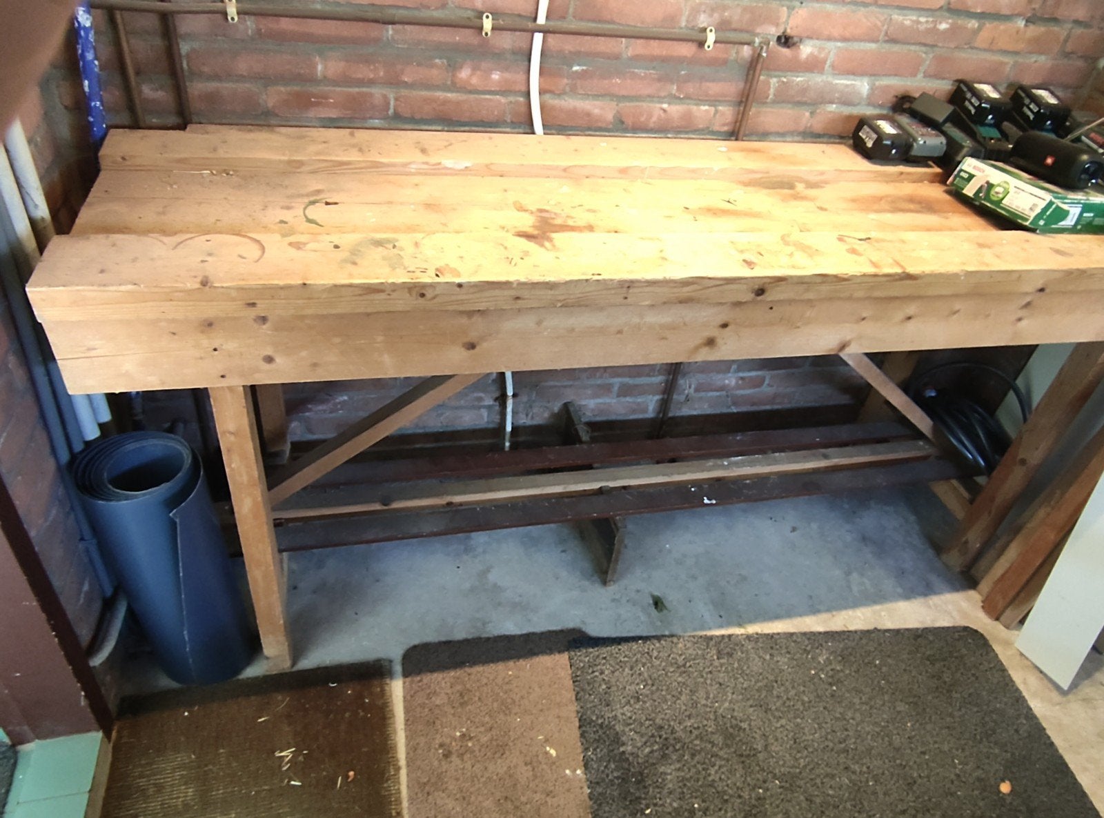 Foto 3 van Stevige houten werkbank of oppottatfel gratis af te halen -