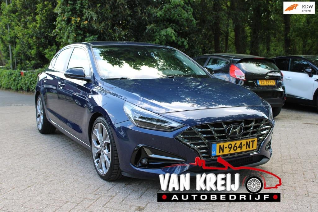 Hyundai I30 1.5 T-GDi MHEV Premium Sky Fastback, Full Option, Gebruikt, 4 cilinders, Blauw, Leder