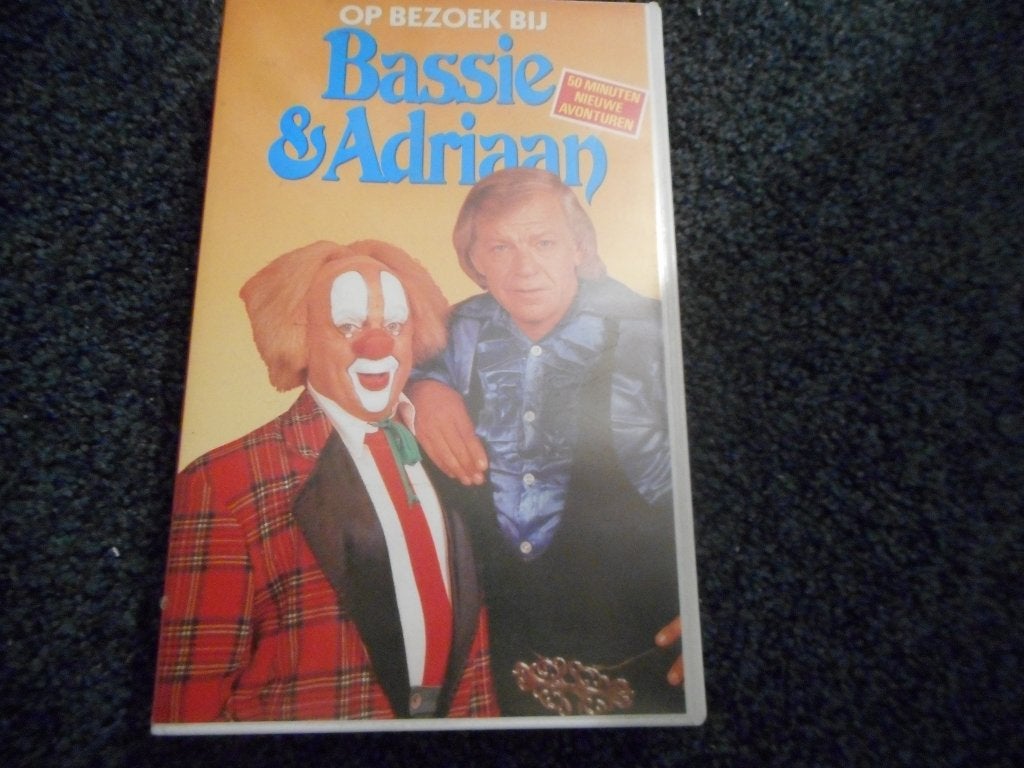 OP BEZOEK BIJ BASSIE & ADRIAAN! CNR Op VIDEO!, Verzenden, Alle leeftijden, Zo goed als nieuw, VHS