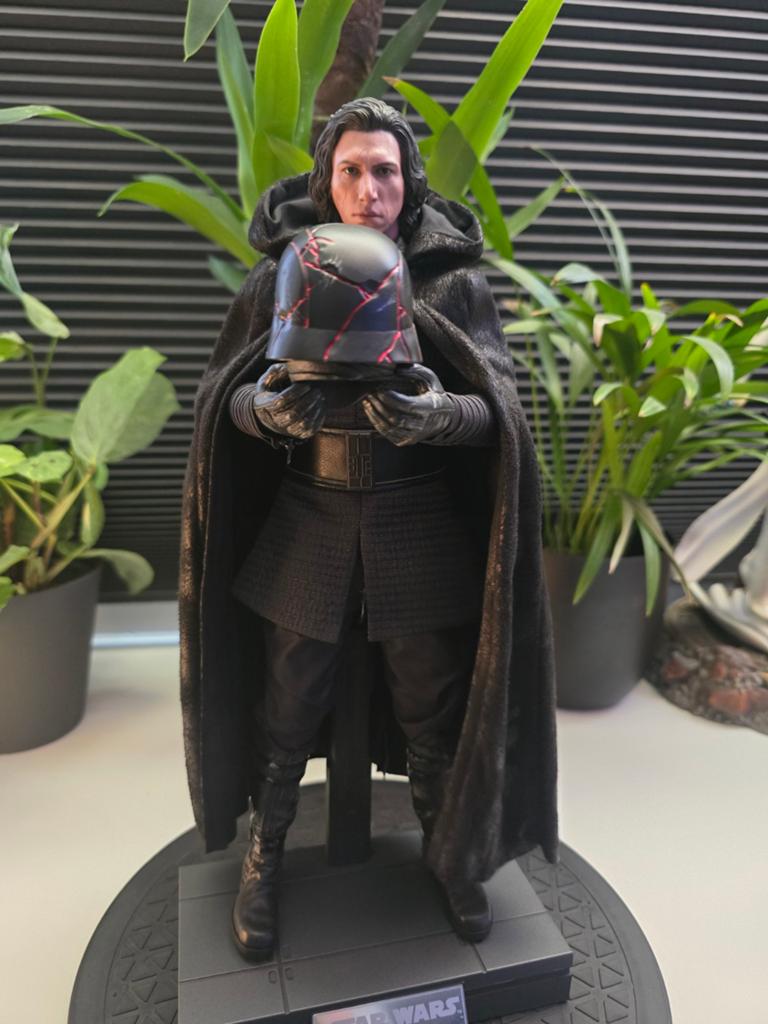 Hot Toys Star Wars Kylo Ren met accessoires en artprint box, Ophalen of Verzenden, Zo goed als nieuw
