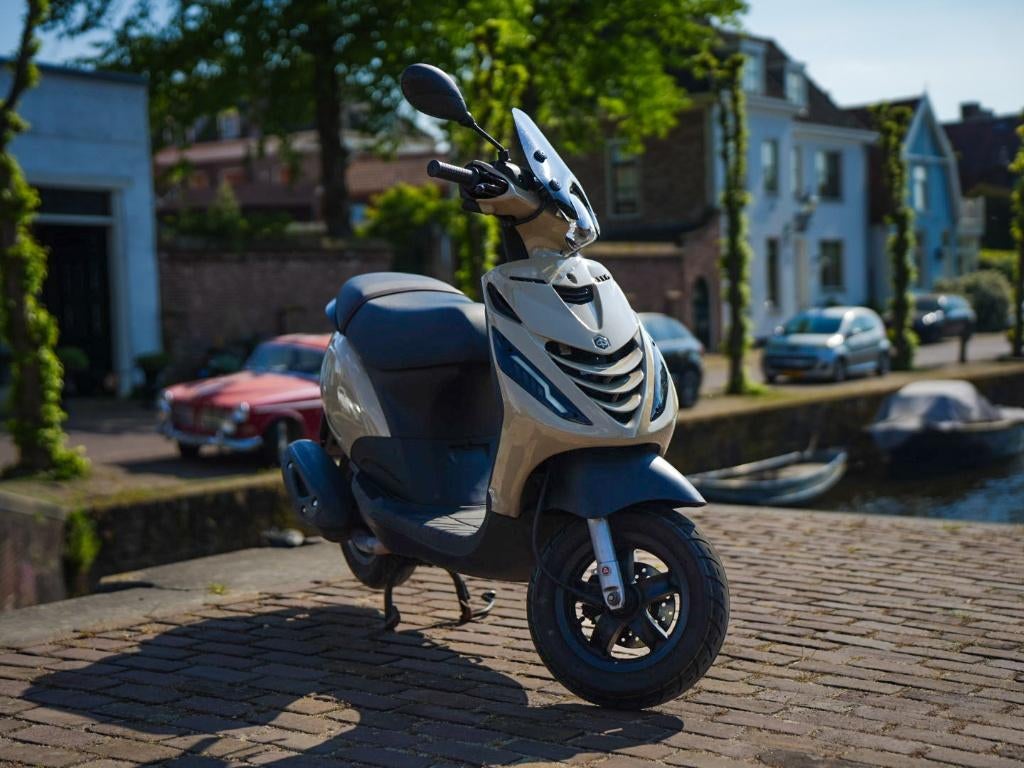 Mooie Piaggio zip custom te koop uit 2023 4T (geel kenteken), Fietsen en Brommers, Scooters | Piaggio, Ophalen, Maximaal 45 km/u