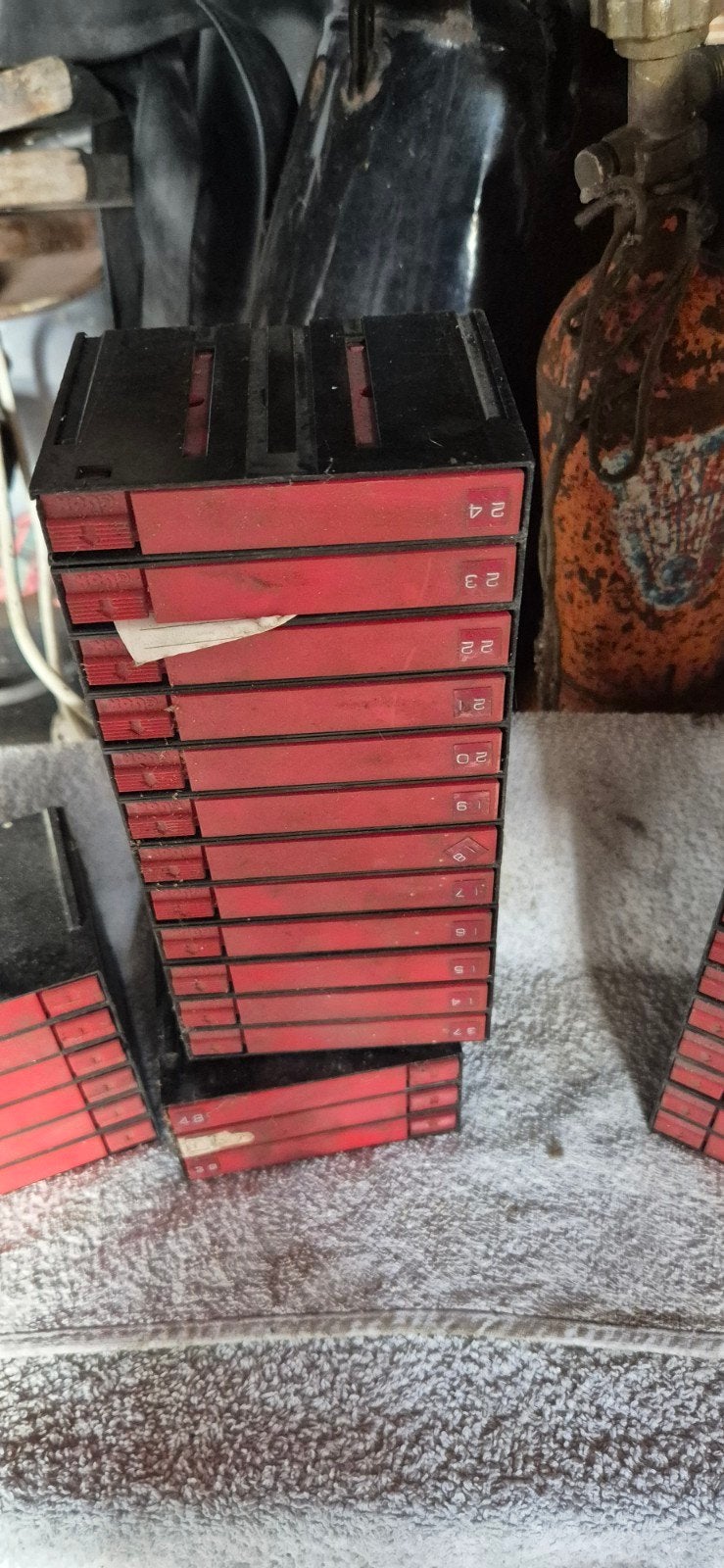 Cassettebandjes houders met bandjes, Gebruikt, Ophalen of Verzenden, Met bewaardoos, rek of koffer, Toebehoren