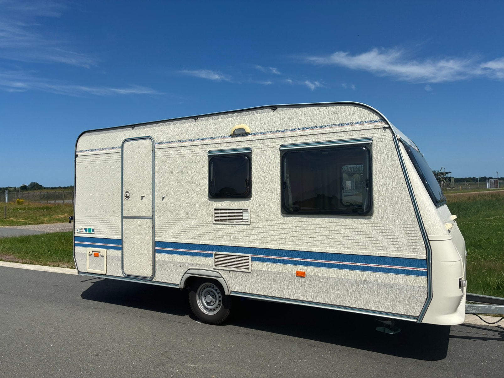 Adria Unica A 430 DK lichtgewicht caravan / vast stapelbed, Particulier, Adria, 4 tot 5 meter, 500 - 750 kg