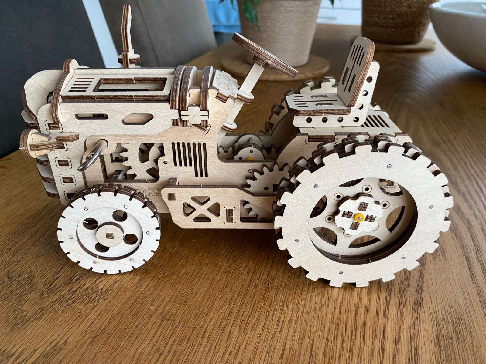 Afgebouwde houten tractor van Rokr - LK401 3D puzzel, Hobby en Vrije tijd, Zo goed als nieuw, Ophalen, Overige merken, Groter dan 1:32