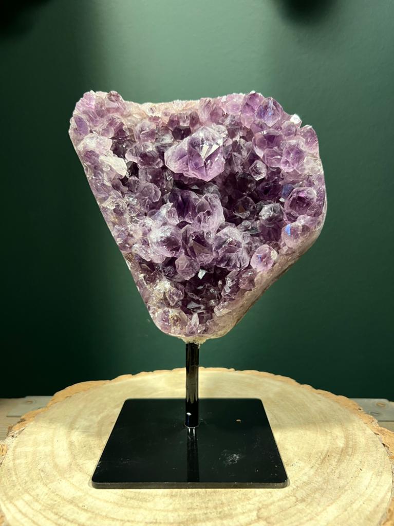 Amethist op zwarte metalen voet, Ophalen of Verzenden, Mineraal