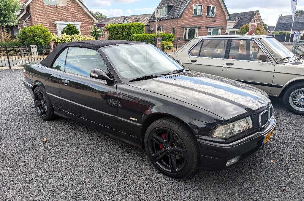 2000 BMW 318i cabrio E36 | handgeschakeld | nw. APK | 320, Auto's, BMW, 1345 kg, Achterwielaandrijving, Zwart, 4 cilinders