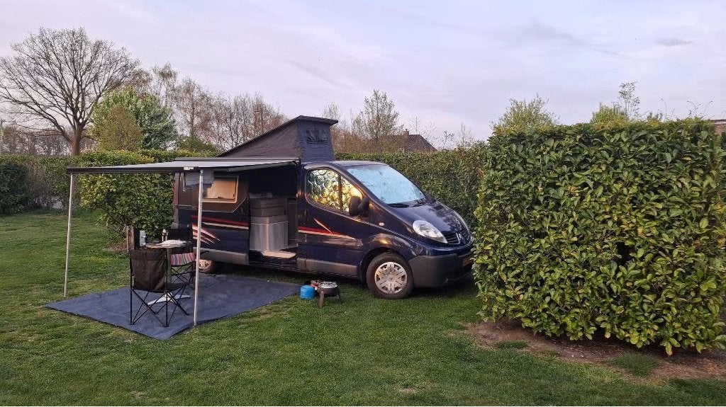 Te koop camperbus - Renault Traffic met hefdak, Caravans en Kamperen, Campers, Overige merken, Buscamper of Camperbus, Half-automaat