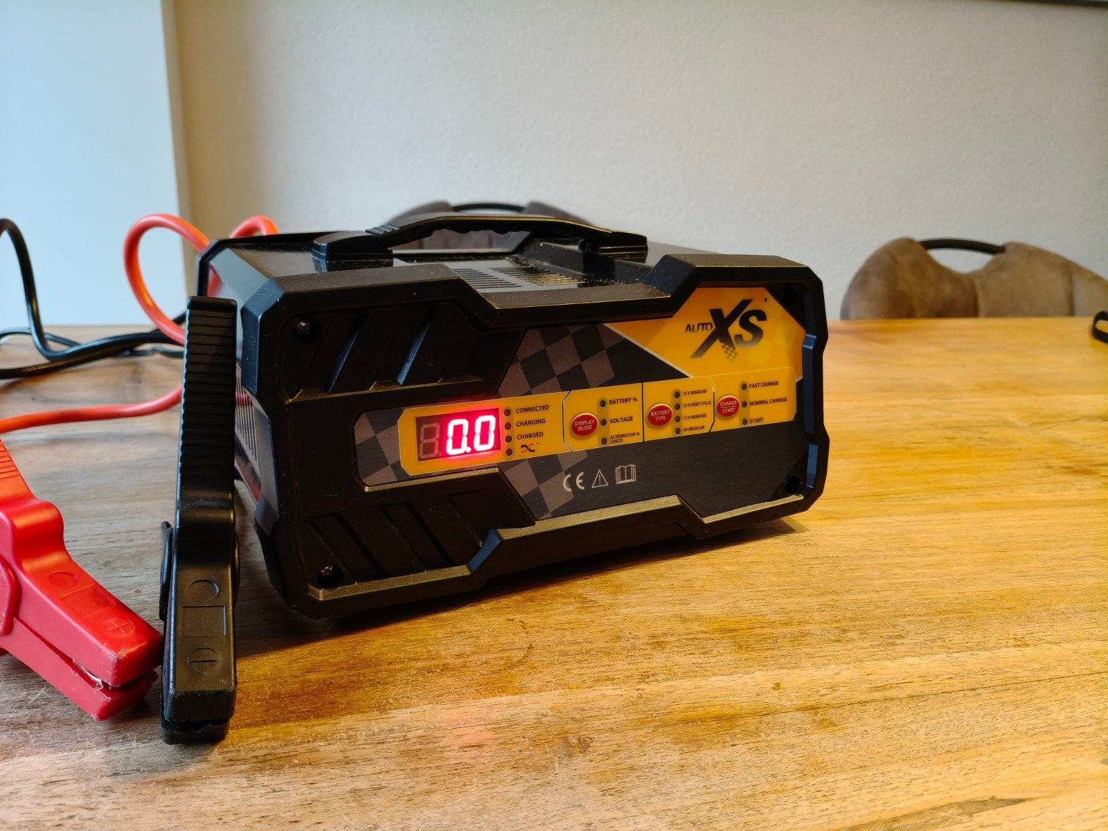 Auto XS Acculader 12V/24V - Zo goed als nieuw, Auto-onderdelen, Gebruikt, Universele onderdelen