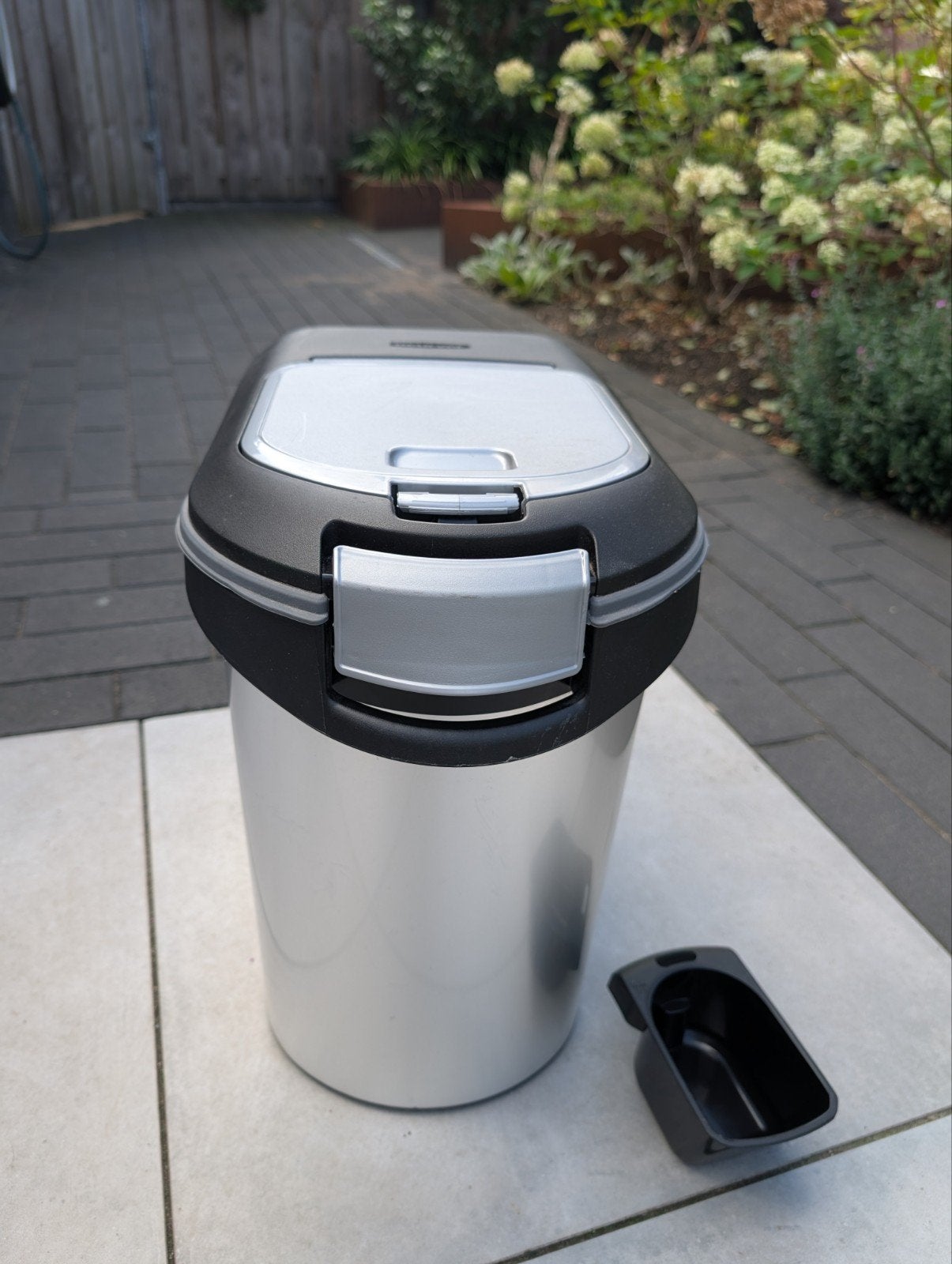 Curver hondenvoer emmer 35liter, Ophalen, Gebruikt