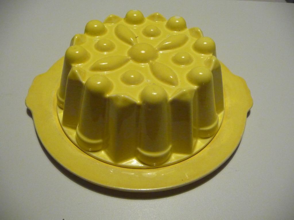 PUDDINGVORM MET ONDERBLAD - kleur geel - Petrus Regout, Antiek en Kunst, Ophalen of Verzenden