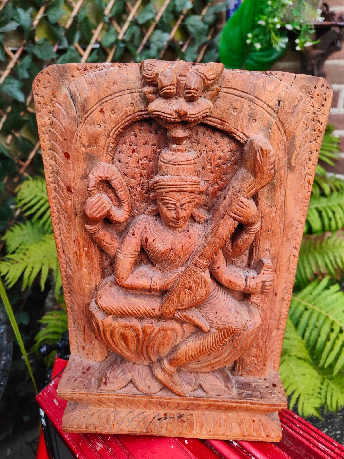 Handgesneden Mangohouten Saraswati Beeld - 30x20 cm, Ophalen of Verzenden