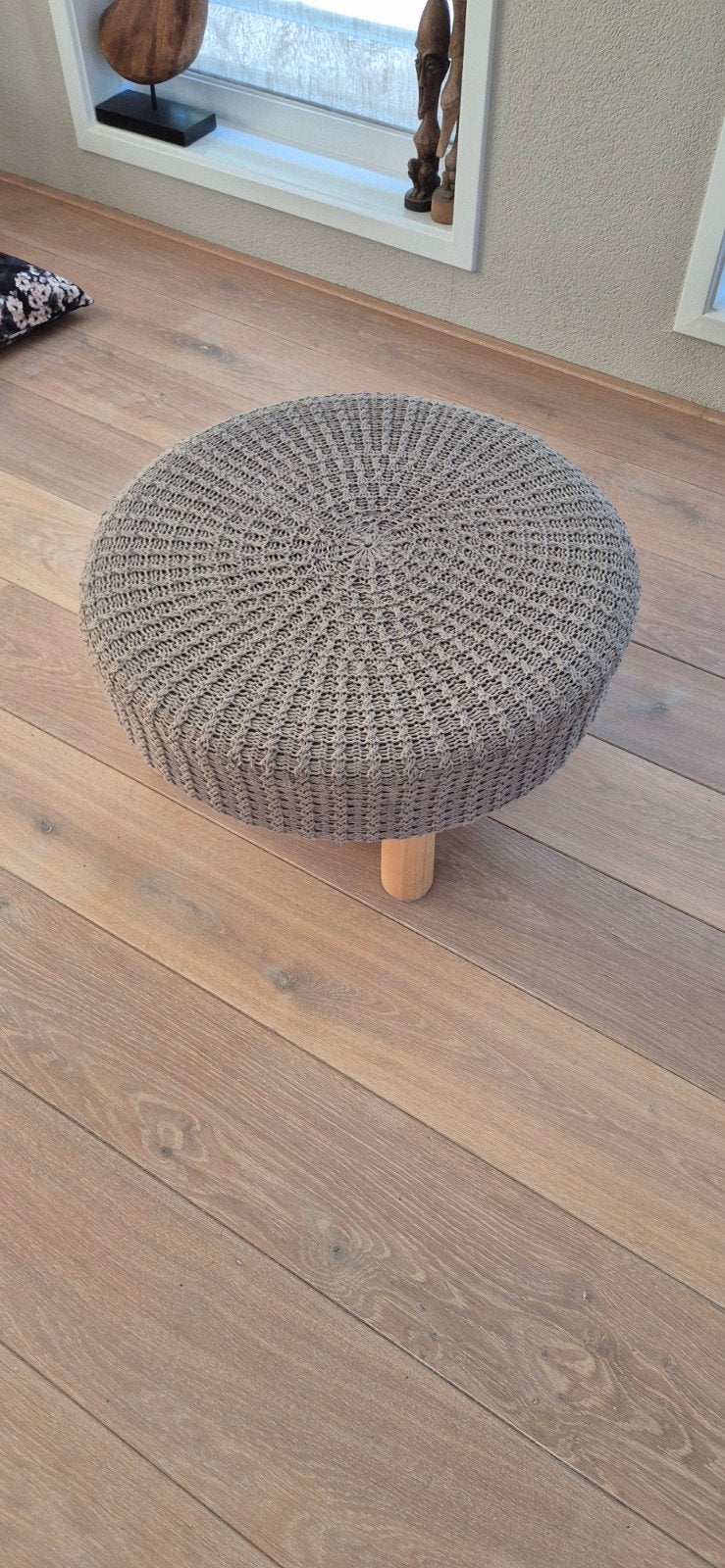 Gebruikte ronde poef met houten poten, Ophalen of Verzenden, Gebruikt, Rond, Stof