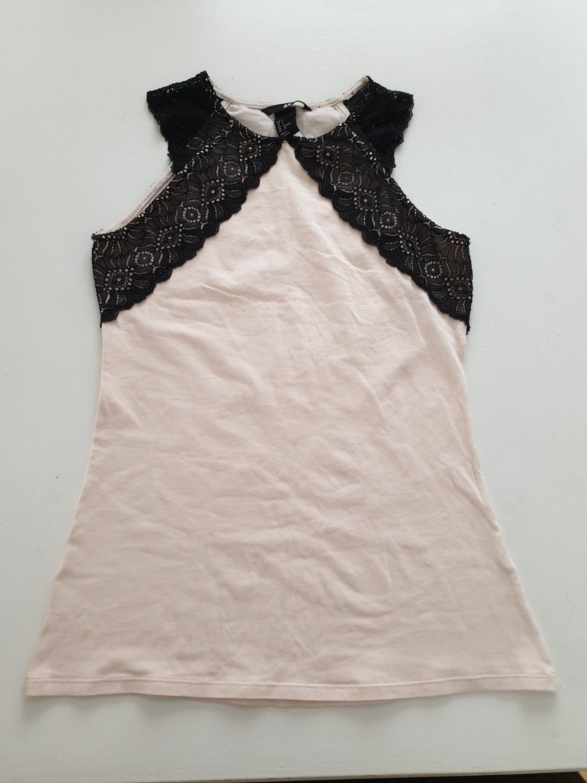 Lichtroze top met zwart kant maat M H&M
Nieuw, nooit gedrage, Maat 38/40 (M), H&M, Nieuw, Ophalen of Verzenden