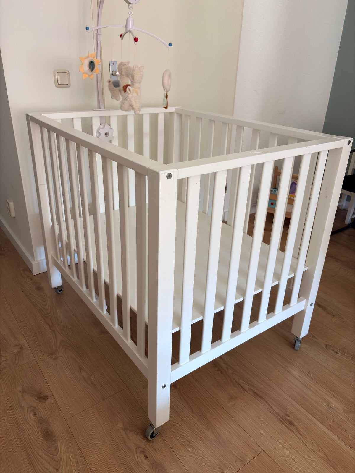 Wit houten baby box met wieltjes, Ophalen, Gebruikt, Wieltjes