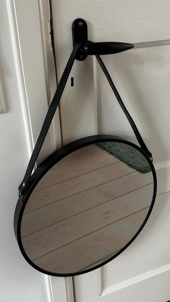 Ronde spiegel, aan leren band. 45cm, Huis en Inrichting, Woonaccessoires | Spiegels, Minder dan 50 cm, Rond, Ophalen of Verzenden