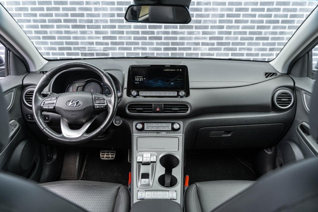 Hyundai Kona EV Limited 64 kWh Premium | Warmtepomp | Achter, Auto's, Hyundai, Gebruikt, Zwart, 445 min, Adaptive Cruise Control