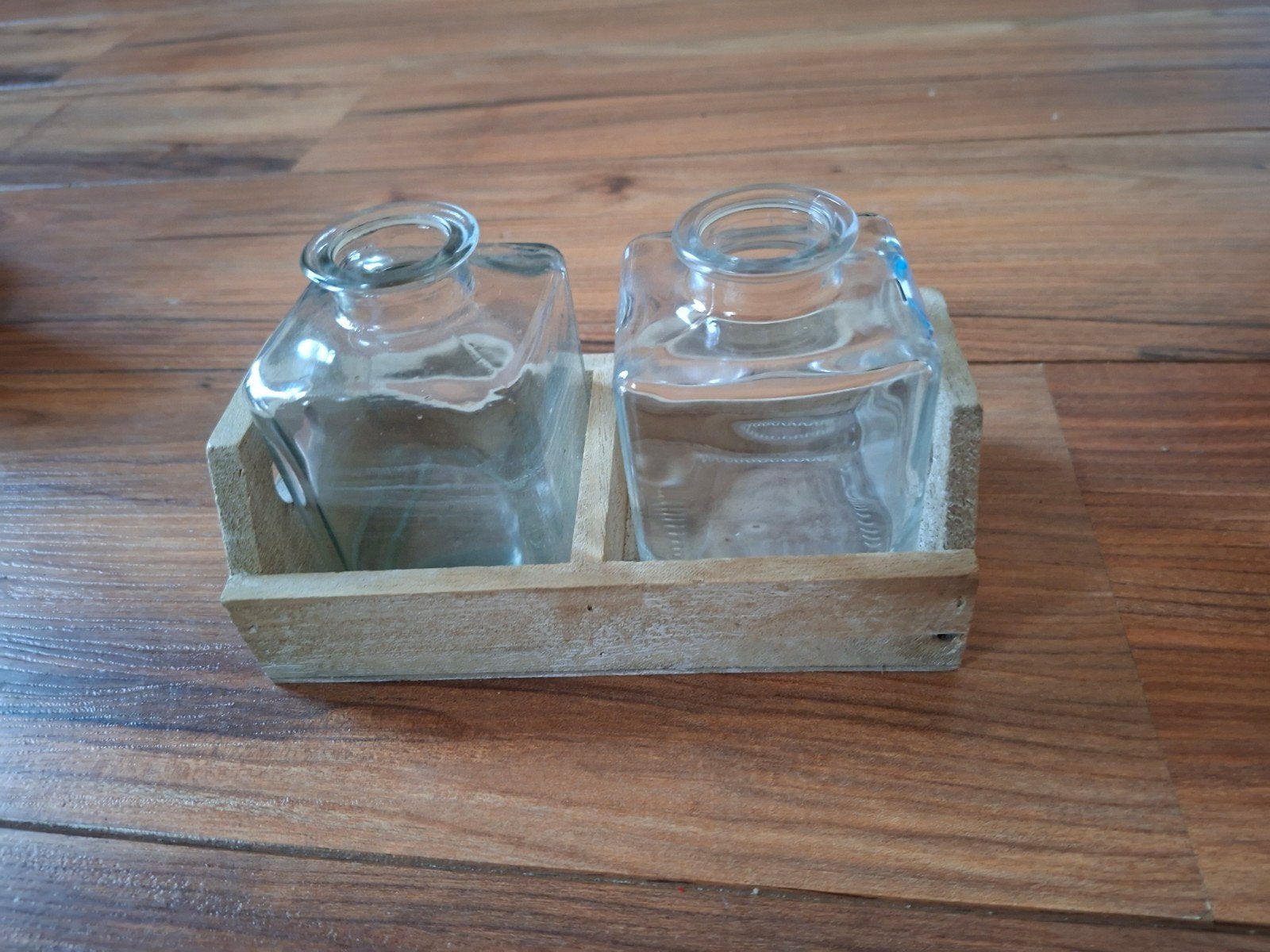 2 glazen vazen in houten houder, Gebruikt, Transparant, Inclusief decoratie, Ophalen of Verzenden