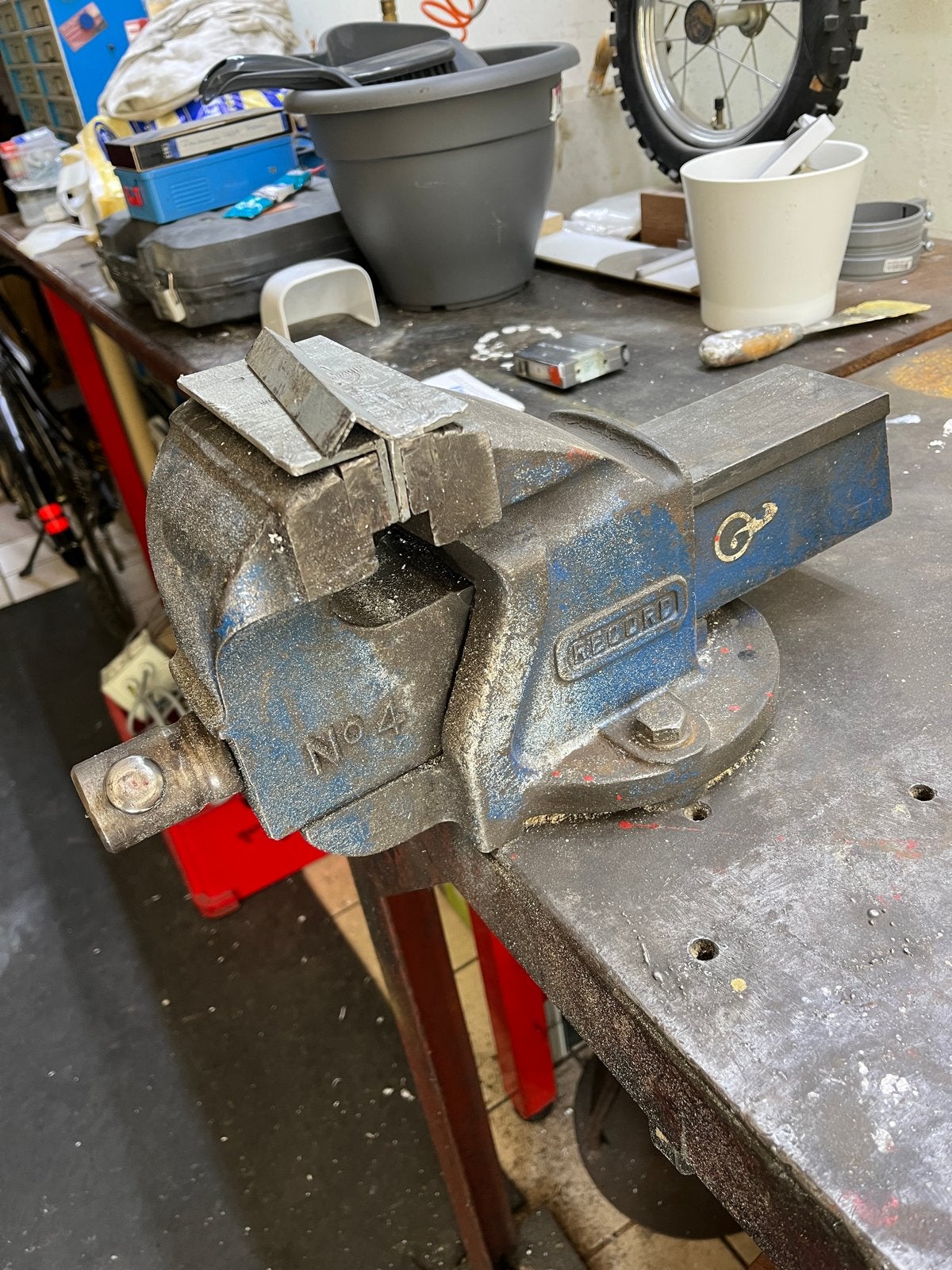 Robuuste stalen werkbank met bankschroef en plaatschaar, Doe-het-zelf en Verbouw, Ophalen, Gebruikt, 170 cm of meer, Bankschroef