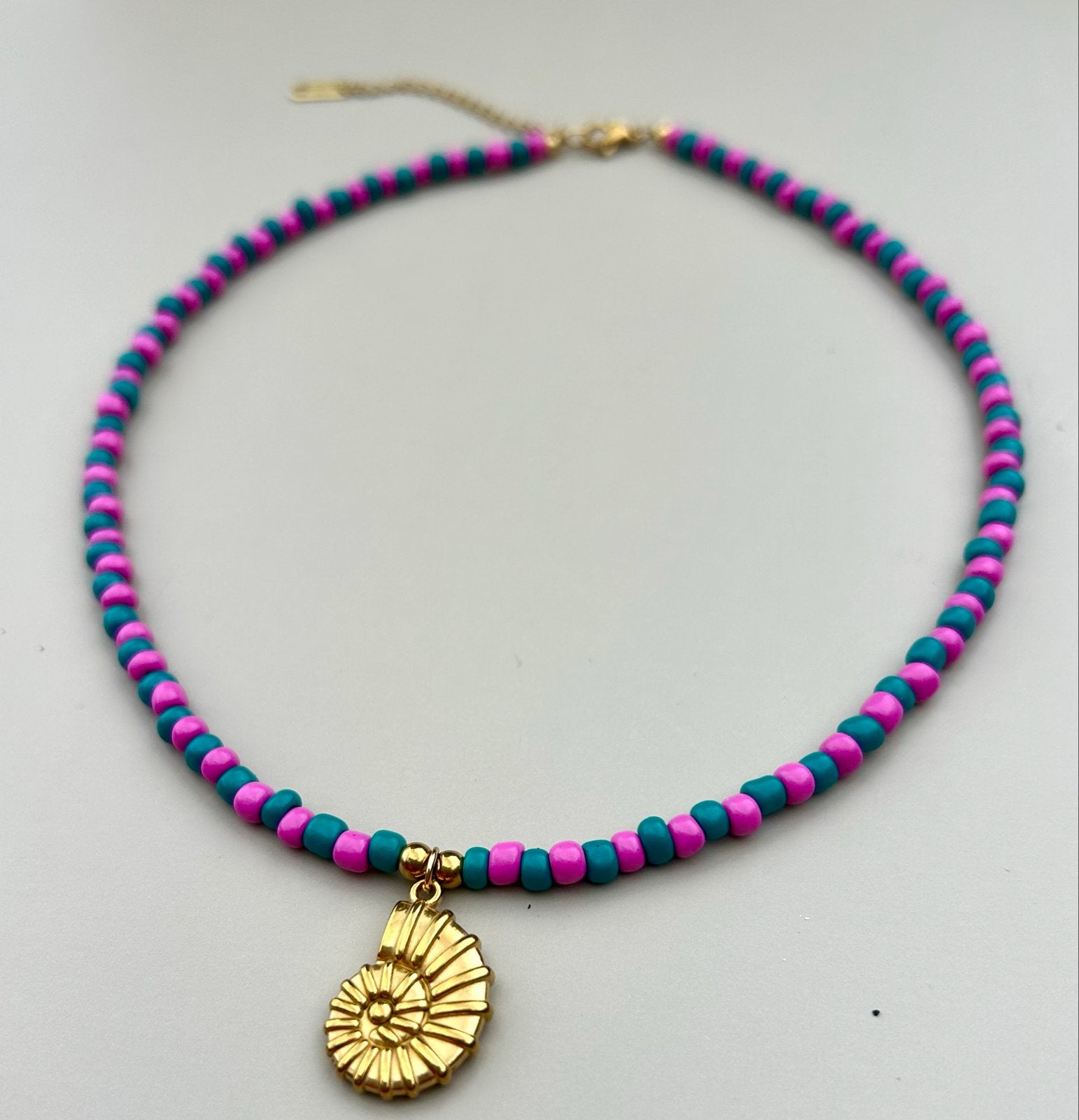 Kleurrijke kralenketting met gouden schelp hanger, Nieuw, Ophalen of Verzenden, Roze, Overige materialen