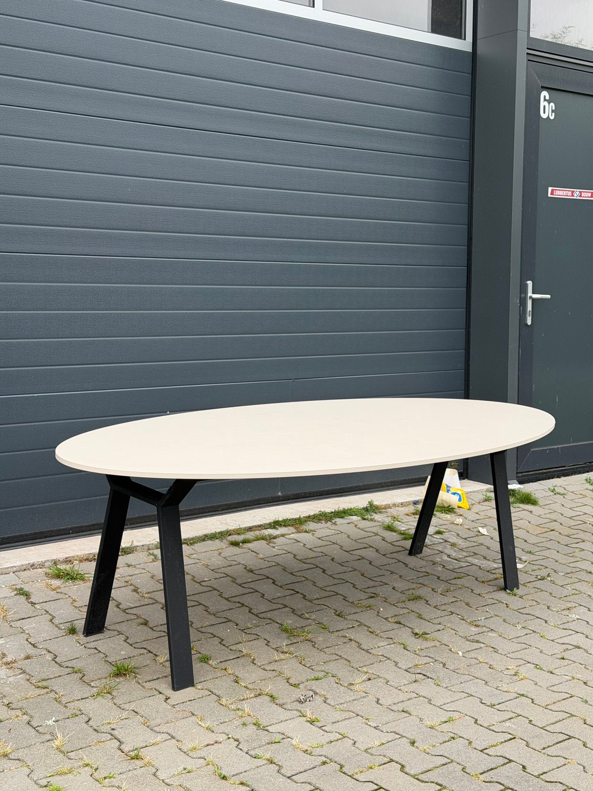 Ovale beige eettafel melamine 240 x 110 cm, Ophalen, 100 tot 150 cm, 200 cm of meer, Zo goed als nieuw