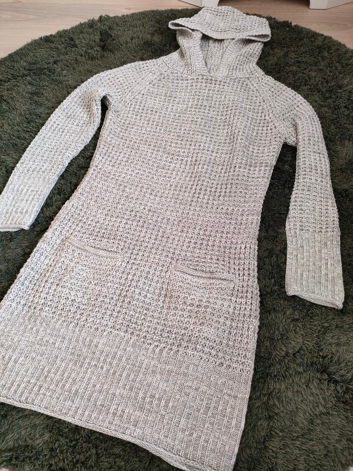 Warme gebreide truijurk met capuchon & zakken - Maat M/L, Kleding | Dames, Maat 38/40 (M), Beige, Ophalen of Verzenden, Zo goed als nieuw