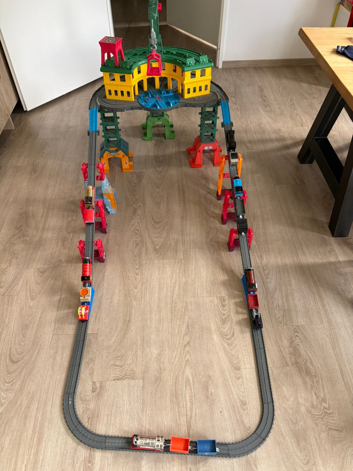 Thomas & Friends Superstation – 6 locomotieven + 10 wagons, Ophalen, Zo goed als nieuw