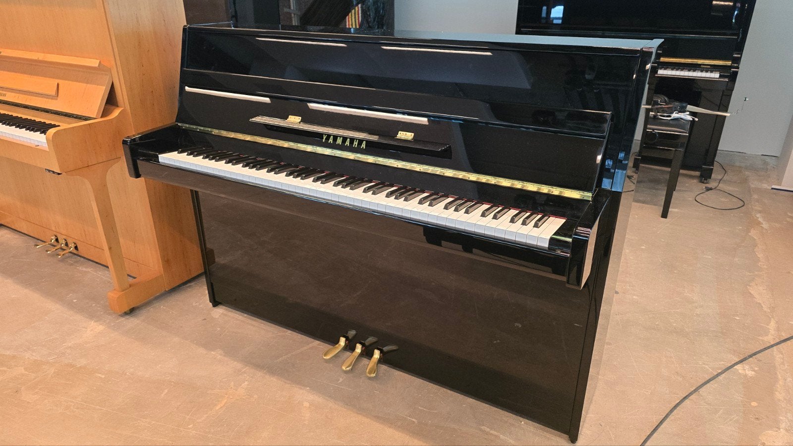Yamaha B1 piano - gratis transport - 5 jaar garantie, Ophalen, Zo goed als nieuw, Zwart, Hoogglans