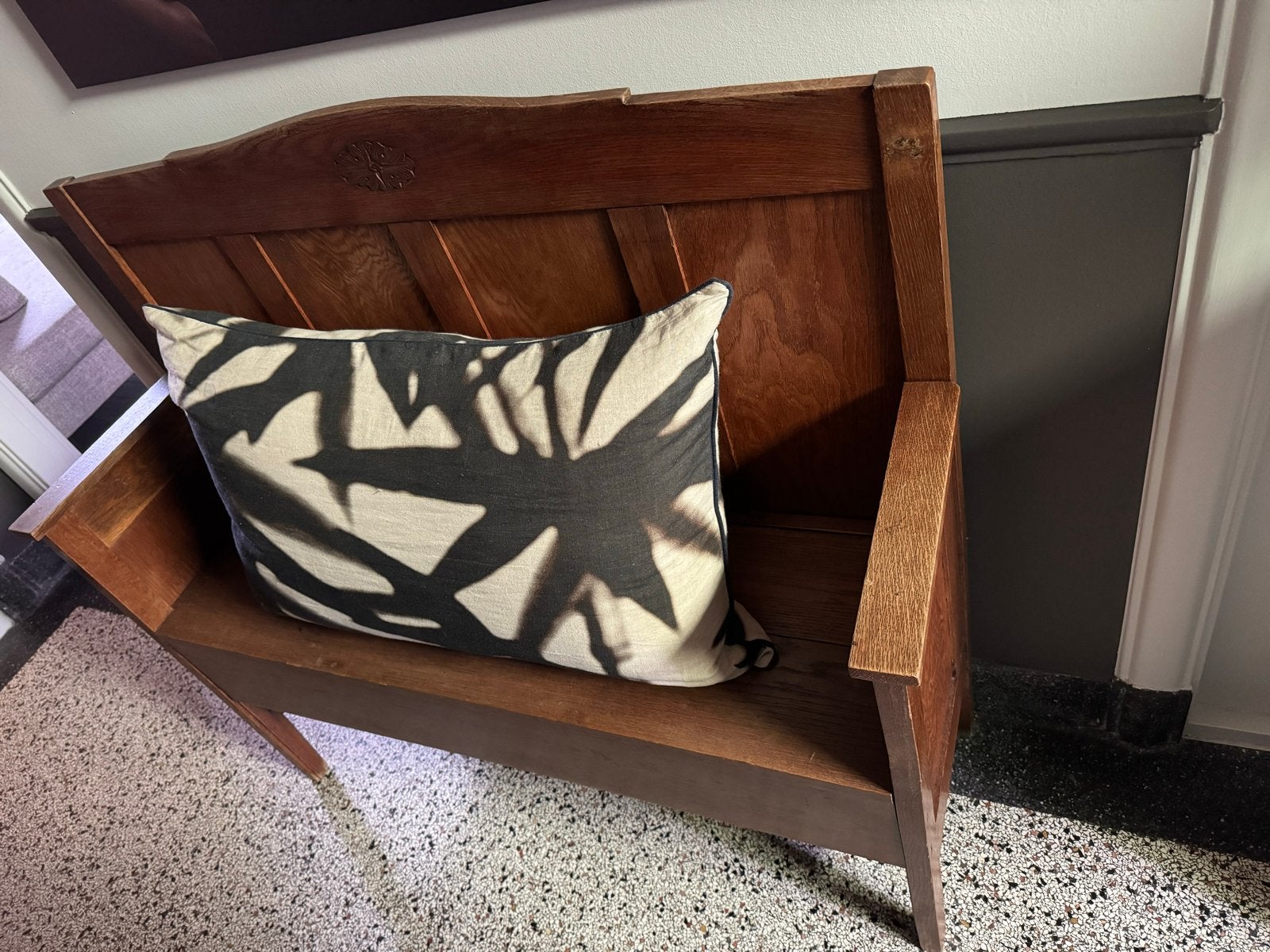 Antieke houten kerkbank met rugleuning, Ophalen