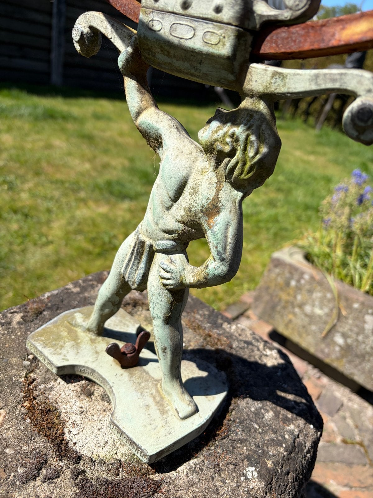 Tuinbeeld Zonnewijzer op Stenen Sokkel - Hercules, Made in S, Ophalen, Gebruikt, Metaal, Mensenbeeld