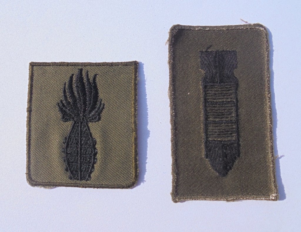 5x5 GVT Borstembleem HANDGRANAATWERPER en SCHERPSCHUTTER, Ophalen of Verzenden, Landmacht, Nederland, Embleem of Badge