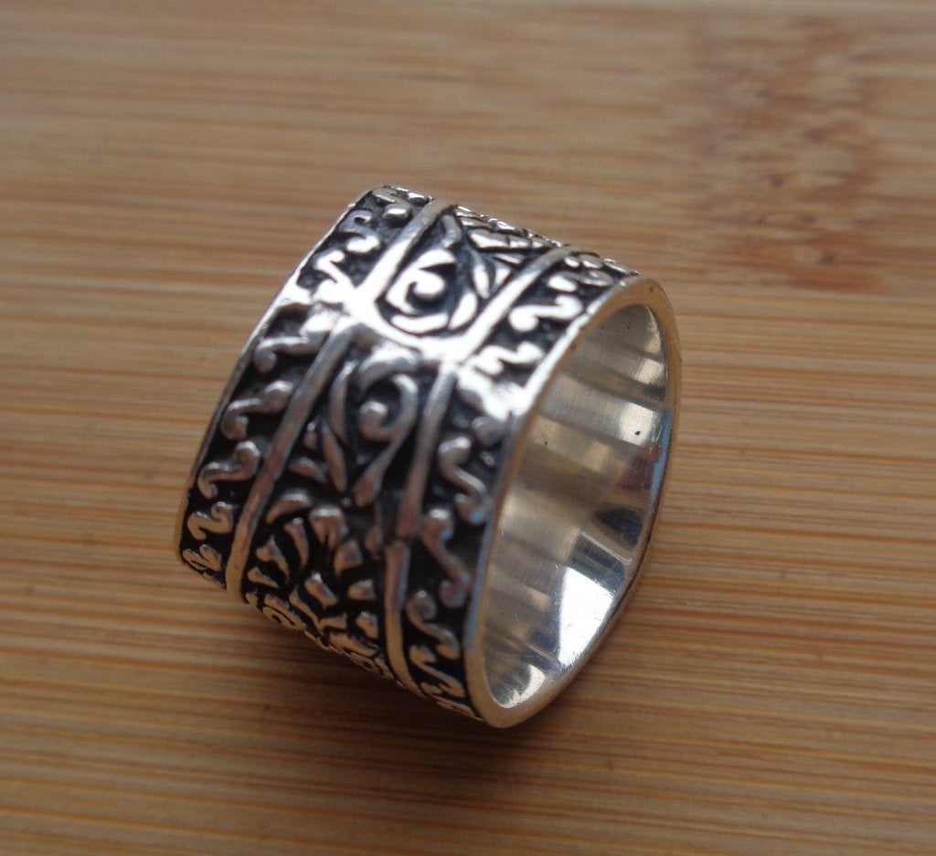 zilveren brede ring met mooie decoratie [1134], Verzenden, Zo goed als nieuw, 17 tot 18, Dame