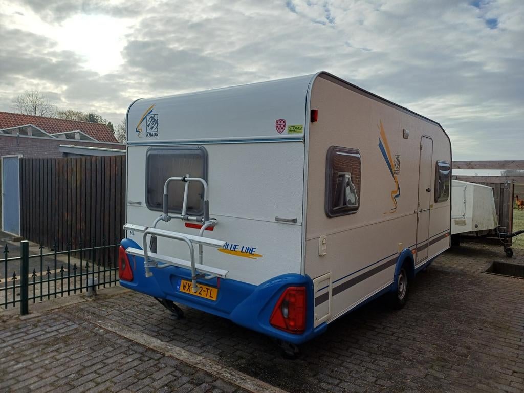 Caravan Knaus 450 Blue Line uit 2000.  Met complete inboedel, Kachel, Vast bed, Rondzit, Particulier