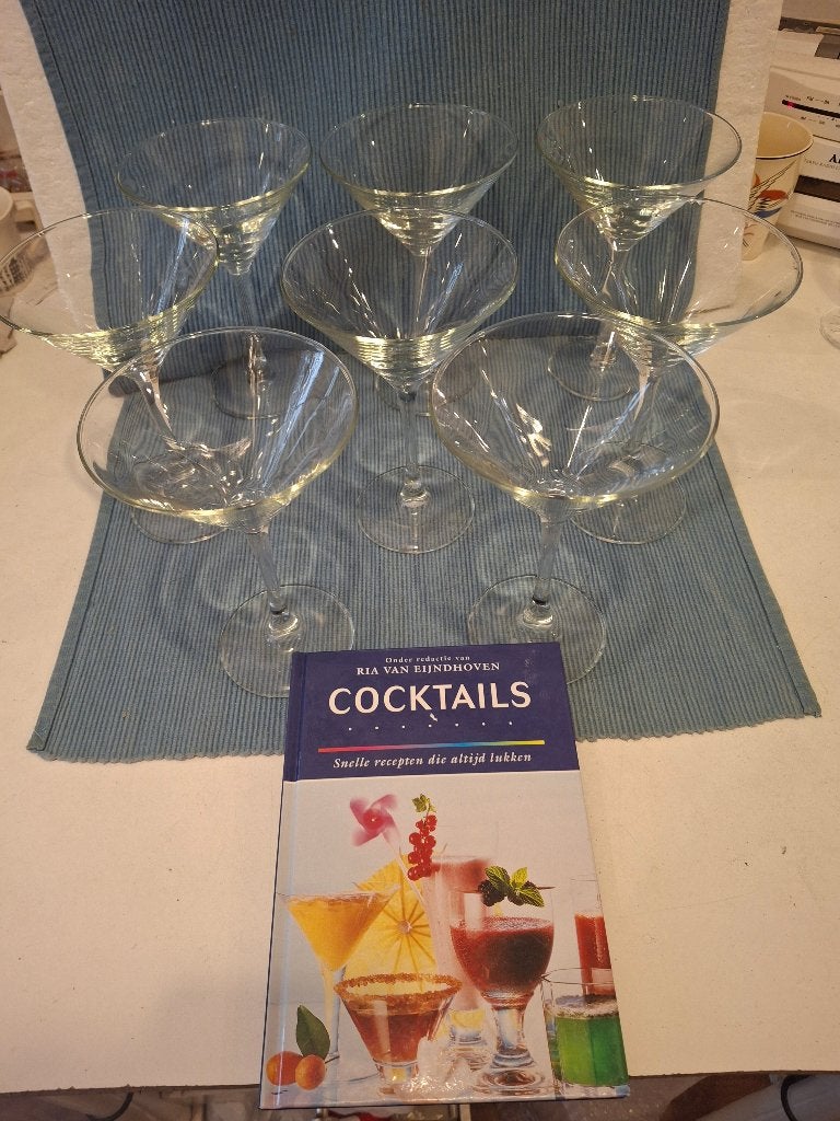 8 mooie cocktailglazen plus cocktailboek, Glas of Glazen, --, Overige merken, Ophalen of Verzenden