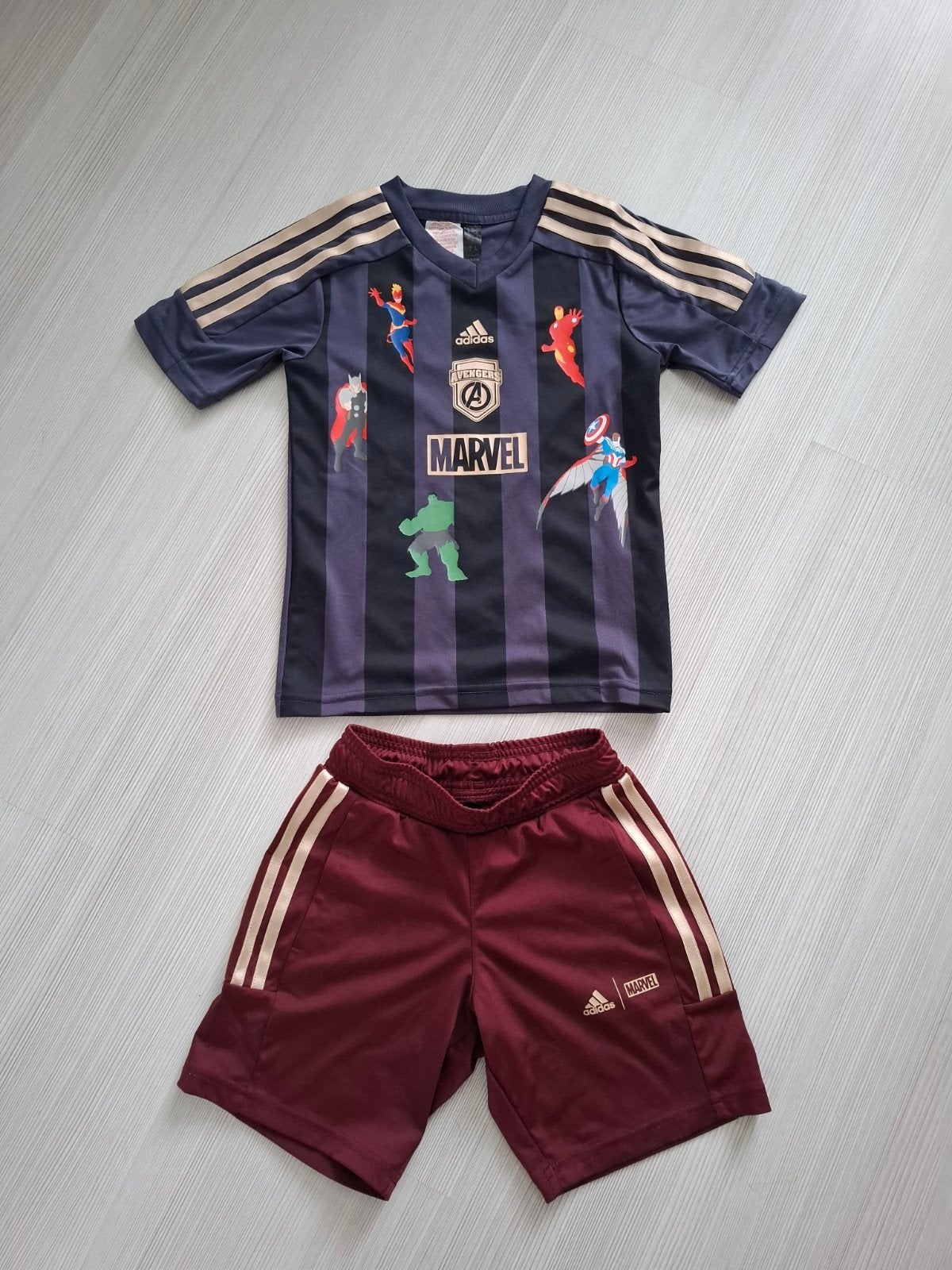 Adidas Marvel Avengers Sport Tenue - Maat 116 (5-6 jaar), Adidas, Sport- of Zwemkleding, Ophalen of Verzenden, Zo goed als nieuw