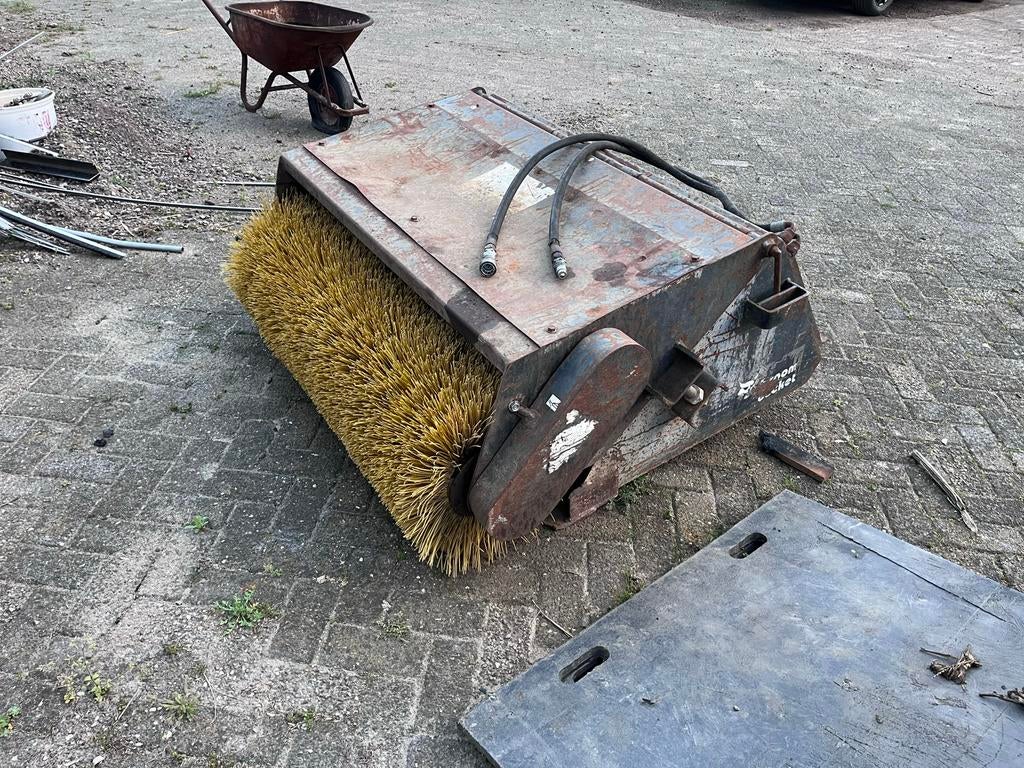Veegmachine met opvangbak voor Bobcat / loader, Ophalen