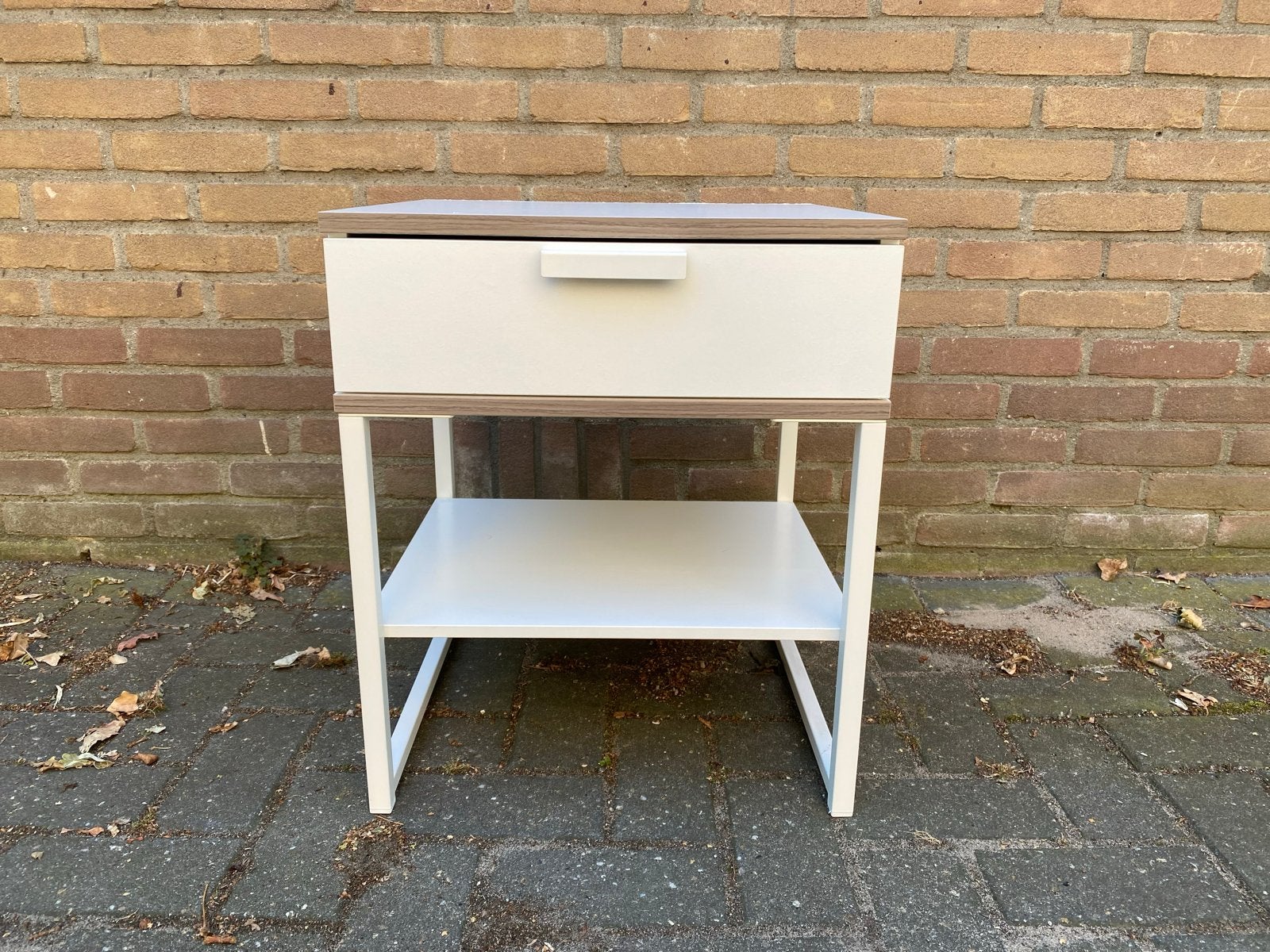 Modern wit nachtkastje IKEA Trysil met lade en plank, Huis en Inrichting, Slaapkamer | Nachtkastjes, Ophalen, Zo goed als nieuw