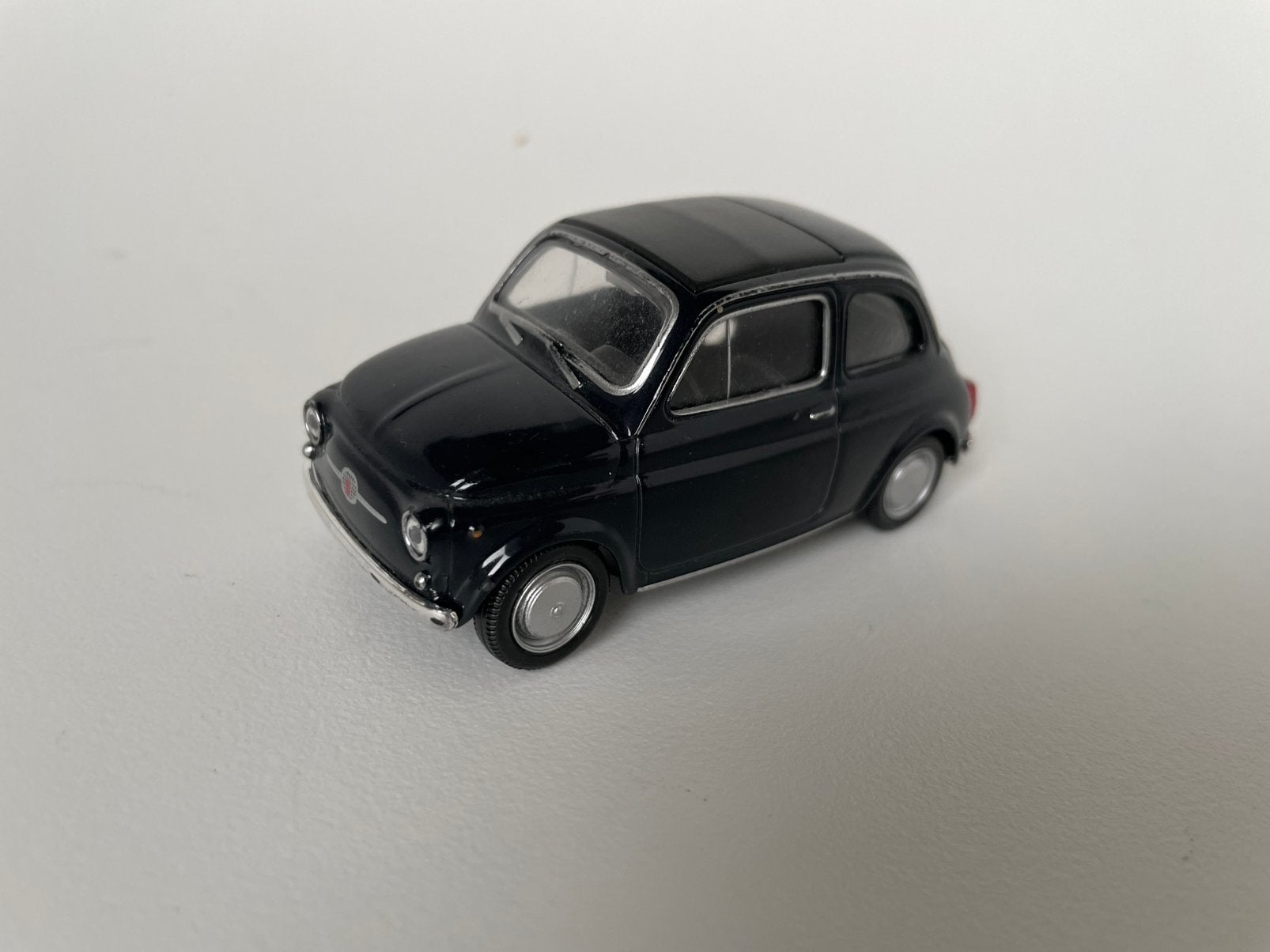 model Fiat Nuova 500, zwart, Welly, klassiek 1/32 (?), Ophalen of Verzenden, Zo goed als nieuw, Auto
